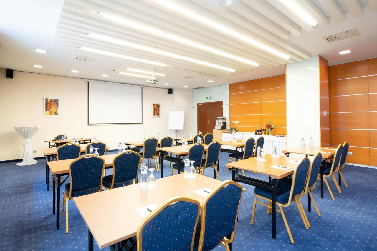 Hotel Tatra Bratislava Luaran gambar